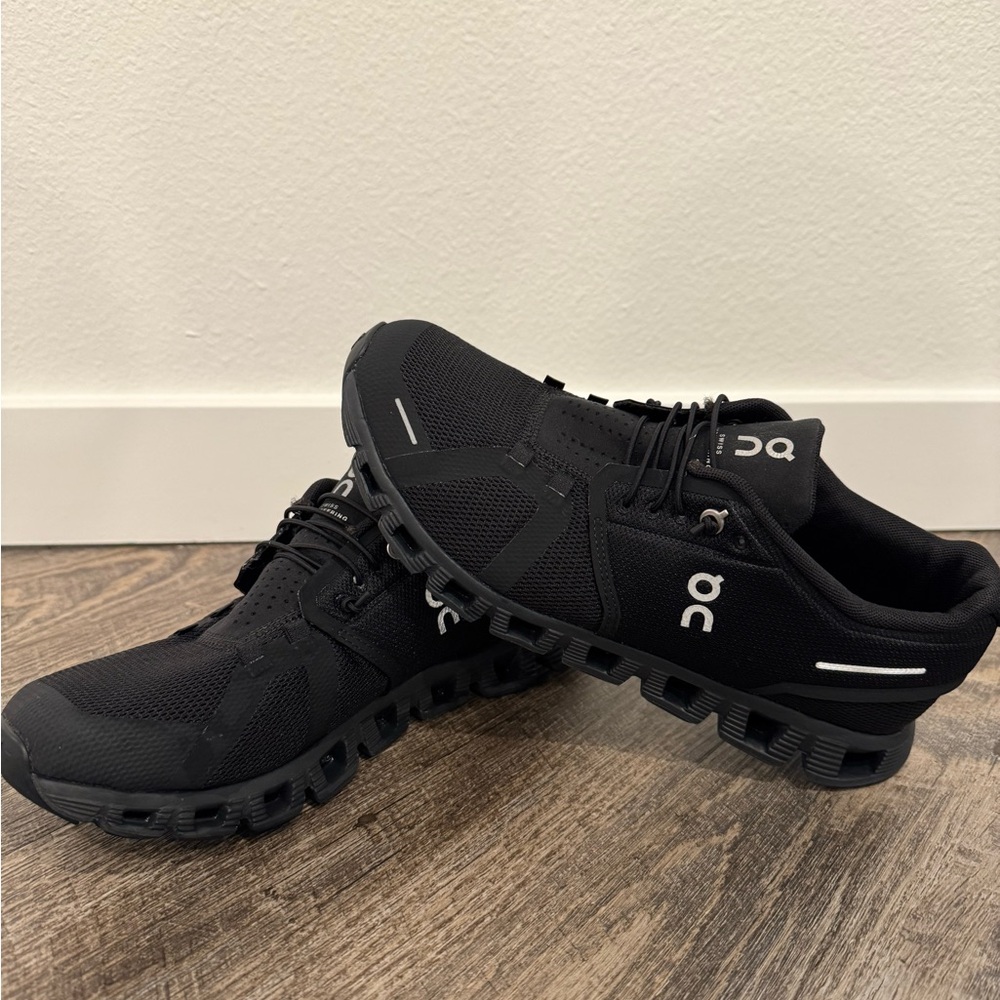 On cloud 5 women’s size 9 running shoes